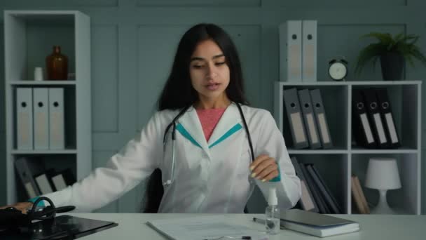 Ärztin Junge Krankenhausangestellte Reinigung Der Hände Durch Desinfektionsmittel Verwendung Antiseptisches — Stockvideo