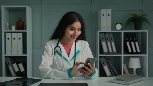 Arabische Ärztin Junge Krankenschwester Arbeiter Millennial Frau Verwenden Telefon Apps — Stockvideo