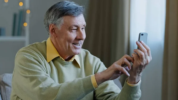 Mutlu Yaşlı Yetişkin Adam Telefon Ediyor Gülümsüyor Büyükbaba Akıllı Telefon — Stok fotoğraf