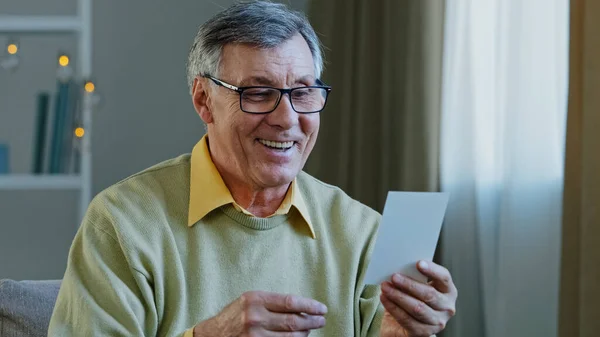 Portrait Old Man Ecstatic Grandpa Glasses Sits Home Indoors Receives — Stockfoto