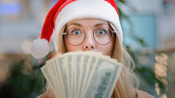 Blanke Vrouw Draagt Rode Kerstman Hoed Pet Bril Met Geld — Stockfoto