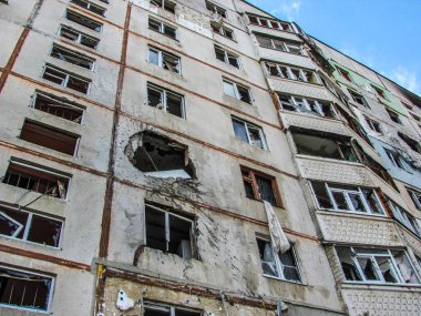 Kharkiv, Kharkov, Ukrayna - 05.07.2022: Ukrayna 'yla Rusya' nın yaptığı korkunç savaş sonrası füze saldırısı sonrası yıkılan gökdelen evi, yıkıldı.