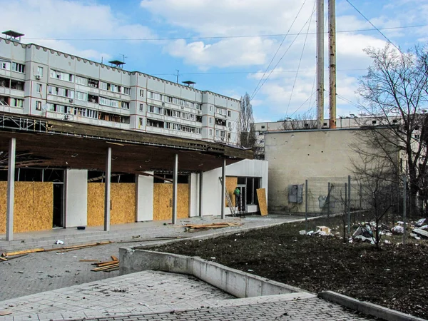2022年5月28日 乌克兰哈尔科夫 在导弹袭击之后 被烧毁的被摧毁的民用建筑被打破的窗户 屋顶被毁 — 图库照片