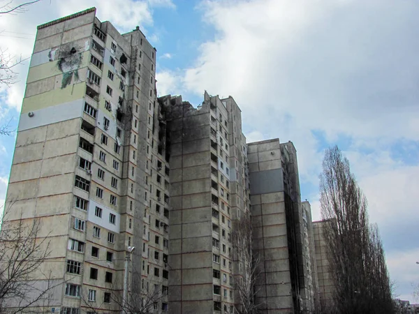 Kharkiv, Kharkov, Ukrayna - 05.28.2022: Ukrayna 'da yıkılan Ukrayna-Rusya savaş bombardıman roketi saldırısı sonucu yıkılan Ukrayna sivil binası yıkılan camlar.