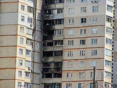 Kharkiv, Kharkov, Ukrayna - 05.07.2022: Rus savaşından muzdarip bakkal ürünlerinin hayatta kalma kavramından muzdarip Ukrayna 'nın yardıma ihtiyacı olan insani yardım kampanyası yakınındaki kalabalık