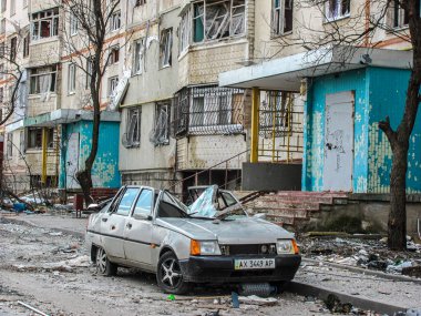 Kharkiv, Kharkov, Ukrayna - 05.07.2022: Ukrayna 'daki askeri çatışma bombardımanı sonrası yıkılan araba kazası sonucu ev yıkıntıları, bina enkazı parçaları.