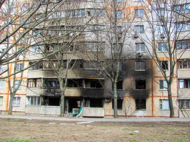 Kharkiv, Kharkov, Ukrayna - 05.07.2022: Kharkov 'daki askeri çatışma, yıkılan ev yıkıldı.