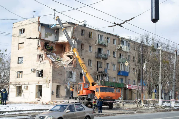 2022年7月5日 乌克兰哈尔科夫 哈尔科夫 俄罗斯入侵乌克兰城市 在军事入侵后拆除被炸毁的住宅 炸毁道路上的房屋 — 图库照片