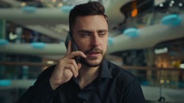 Kafkas asıllı erkek danışman iş adamı genç adam iş yerinde cep telefonu konuşuyor cep telefonu konuşuyor uzaktan görüşme görüşmeleri telefon akıllı telefon iletişimi kullanıyor.