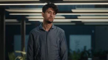 Erkek portresi güçlü Arap Hintli erkek patron patron profesyonel bankacı işçi modern ofis şirketinde kendine güvenen yetişkin işadamı kollarını kavuşturmuş poz veriyor.