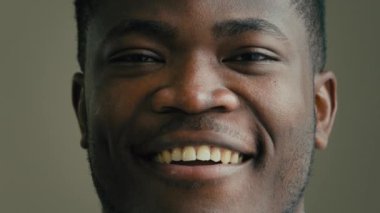 Koyu tenli bir işadamı olan mutlu erkek portresi Afro-Amerikan işadamı ofis çalışanı genç başarılı girişimci pozitif neşeli etnik erkek öğrenci pozitif yüz ifadesi sağlıklı gülümseme