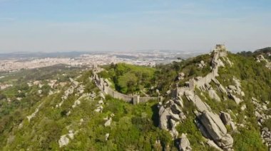 Sintra Portekiz İHA 'sında yeşil dağ manzaralı vahşi doğa kaya tepeleri üzerinde uçuyor ünlü turistik Pena Sarayı katolik kilisesi eski ulusal park Avrupa seyahatleri