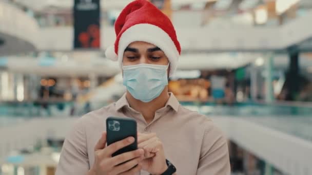 Indyjski Etniczny Facet Mężczyzna Masce Medycznej Mas Boże Narodzenie Santa — Wideo stockowe