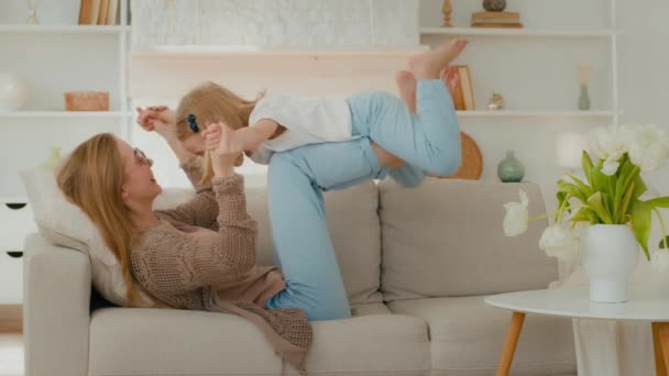 Kaukasische Mutter Brille Starke Mutter Liegt Auf Gemütlicher Couch Auf — Stockvideo