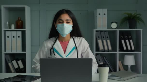Γιατρός Γυναίκα Νεαρός Ιατρός Συνέδριο Mask Talk Webcam Χρήση Ψηφιακής — Αρχείο Βίντεο