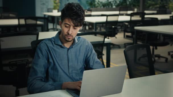 Homem Árabe Empresário Jovem Escritório Advogado Trabalhador Trabalhar Com Documentos — Vídeo de Stock