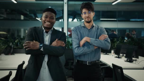 Коллеги Многонациональному Бизнесу Улыбающиеся Разнообразным Мужчинам Арабские Африканские Бизнесмены Коллеги — стоковое видео