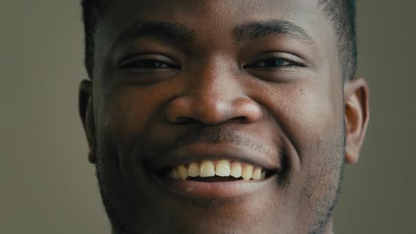 Щасливий Чоловічий Портрет Афроамериканця Темною Шкірою Бізнесмена Офісний Працівник Клієнт — стокове відео