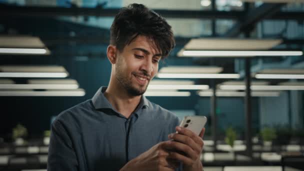 アラビアの実業家の若い起業家インドの民族30代の男性従業員は 携帯電話のサイバースペースのインターネットアプリを使用してメッセージをチャットオンライン仮想電話通信モバイル電子決済電子銀行 — ストック動画