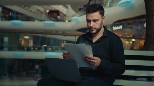 白人男性実業家若い起業家民族男性労働者弁護士は ビジネス文書を読むビジネス文書を扱うオンライン銀行融資手形を支払う金融契約をチェックコンピュータサイバー空間 — ストック動画