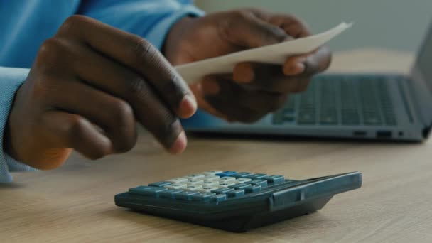 Fechar Mãos Masculinas Calculando Rendimentos Contas Despesas Pagar Por Empréstimo — Vídeo de Stock