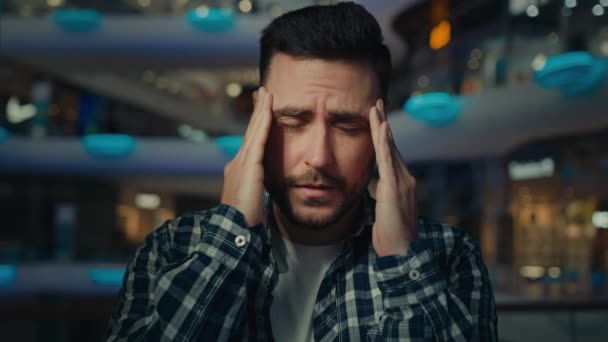 Zieke Kaukasische Man Ongezonde Zakenman Klant Mannelijke Shopper Voelen Pijn — Stockvideo