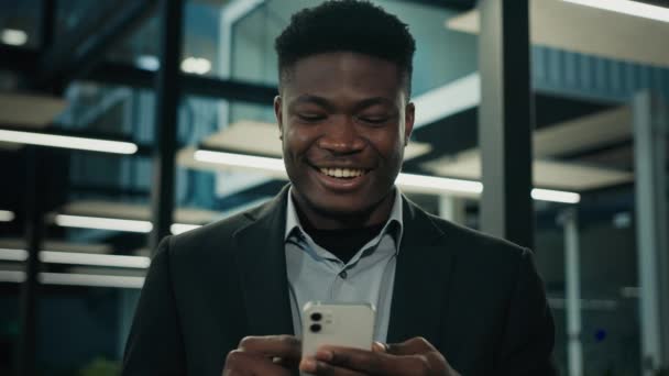 Afrikanische Junge Geschäftsmann Büroangestellte Chef Unternehmer Mann Gewinner Arbeit Entfernt — Stockvideo