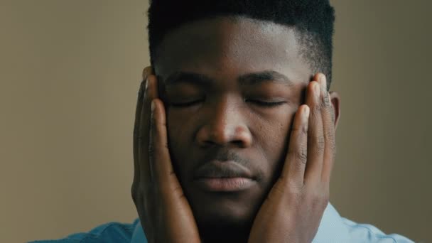 Primer Plano Retrato Masculino Afroamericano Étnico Enfermo Hombre Negocios Cansado — Vídeos de Stock