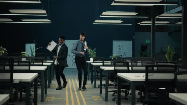 Lustige Multirassische Junge Afrikanische Indische Männer Büroangestellte Geschäftsleute Gewinner Tanzen — Stockvideo