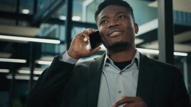 Çok ırklı Afrikalı Amerikalı işadamı işvereni müşterisiyle iş projesini cep telefonuyla tartışıyor uzaktan konuşma, cep telefonu kullanımı, cep telefonu iletişimi, kablosuz bağlantı...