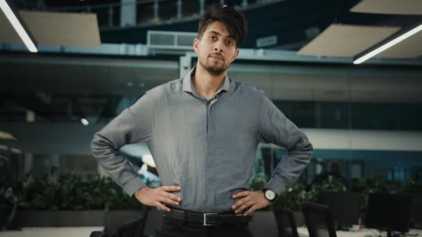 Triste Homem Insatisfeito Jovem Indiano Árabe Anos Empresário Banqueiro Empresário — Vídeo de Stock