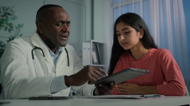 Afrikanische Arzt Mittleren Alters Mann Arzt Helfen Junge Frau Patientin — Stockvideo