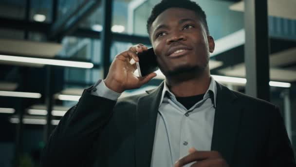Multirasiale African American Afaceri Angajator Discuta Proiect Afaceri Clientul Prin — Videoclip de stoc