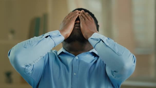 Розчарований Засмучений Відчайдушний Чоловік Африканський Бізнесмен Працівник Офісу Працівник Має — стокове відео