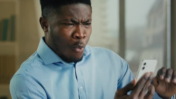 Överraskad Afrikansk Affärsman Ung Kontorsanställd Tusenårig Glad Förvånad Man Vinnare — Stockvideo