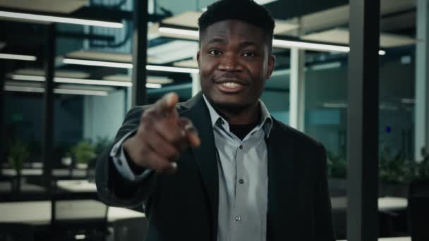 アフリカ系アメリカ人の若い男性実業家自信リーダー雇用ポイント指ちょっと手ジェスチャーやる気のある笑顔30代男性承認ビジネスアイデア説明プロジェクトは良い選択承認されたオファーを受け入れる — ストック動画