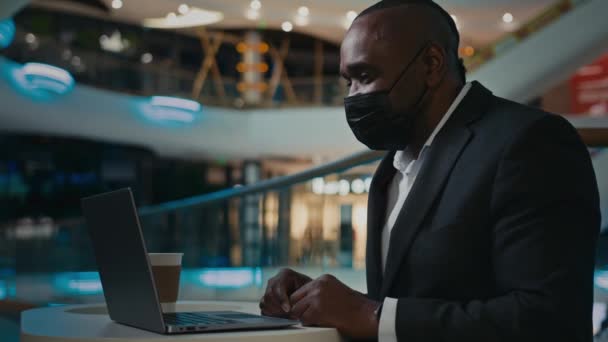 아프리카 중년의 사업가인 사업가가 코로나 바이러스 감염을 랩탑에 사무실에 있습니다 — 비디오