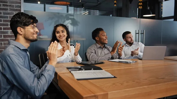 Funcionários Multiétnicos Felizes Escritório Ouvem Treinamento Empresários Diversificados Equipe Multinacional — Fotografia de Stock