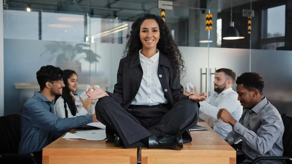 Sorrindo Mindfulness Empresária Líder Feliz Mulher Sentada Mesa Posição Lótus — Fotografia de Stock