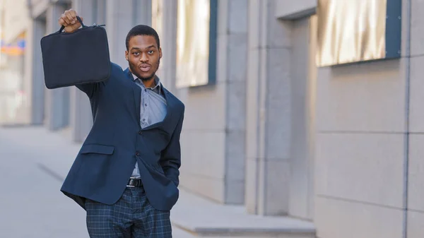 Pewny Siebie Dumy Mężczyzna Afroamerykanin Biznesmen Podekscytowany Człowiek Pracownik Przedsiębiorca — Zdjęcie stockowe