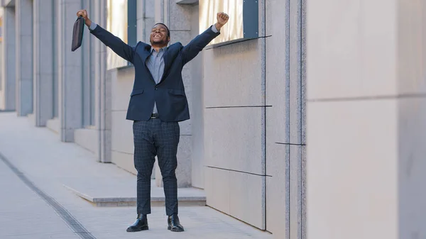 Cieszył Się Szczęśliwy Sukces Afroamerykanin Pracownik Menedżer Stażysta Biznesmen Zwycięzca — Zdjęcie stockowe