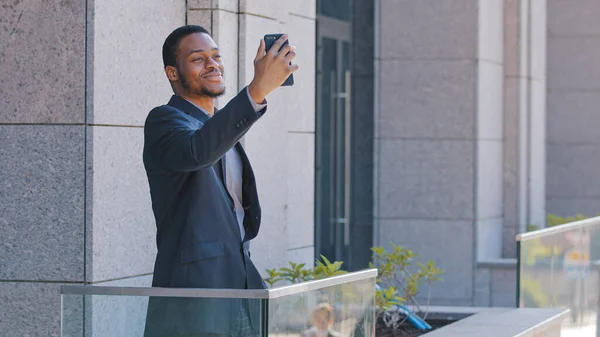 Афроамериканський Офісний Працівник Стоїть Балконі Етнічний Бізнесмен Підприємець Працівник Мобільного — стокове фото