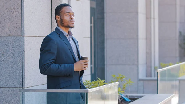 Afroamerykanin Biznesmen Zamyślony Zrelaksowany Przemyślany Przedsiębiorca Pracownik Biurowy Menedżer Człowiek — Zdjęcie stockowe
