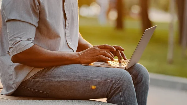 Großaufnahme Männliche Hände Beim Sms Schreiben Auf Einem Drahtlosen Laptop — Stockfoto