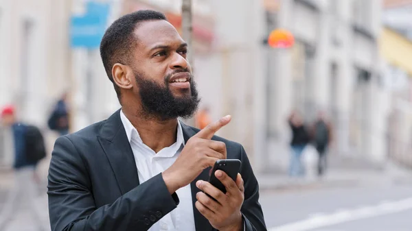 Close Ethnic African American Bearded Man Smartphone Using Navigation Application — Stok fotoğraf