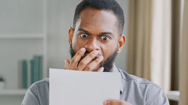 Δυστυχισμένος Αφροαμερικανός Σοκαρισμένος Τόνισε Γενειοφόρος Άνθρωπος Στο Γραφείο Διαβάζοντας Άσχημα — Φωτογραφία Αρχείου