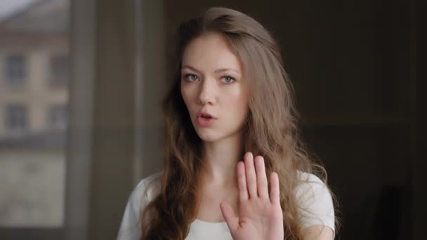 Close Ung Kvinde Stående Indendørs Alvorlig Pige Viser Stop Gestus – Stock-video