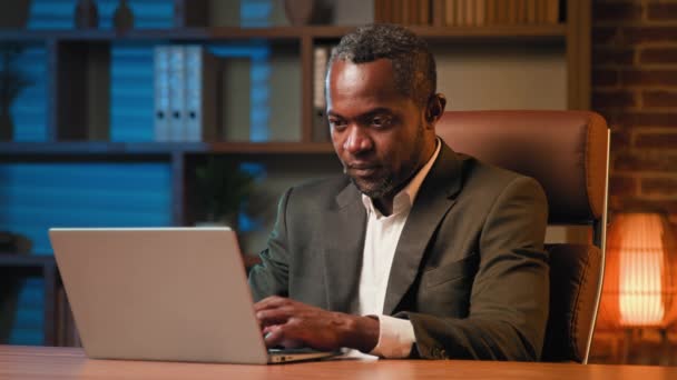 Сосредоточенный Бизнесмен Печатающий Ноутбуке Работая Офисе Больной Нездоровый Африканский Американец — стоковое видео