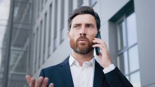 Крупный План Красивый Мужчина Разговаривает Мобильному Телефону Открытом Воздухе Успешный — стоковое видео
