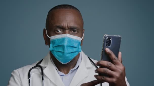 Κοντινό Πλάνο Έμπειρος Ώριμος Γιατρός Προστατευτική Μάσκα Και Λευκό Ιατρικό — Αρχείο Βίντεο